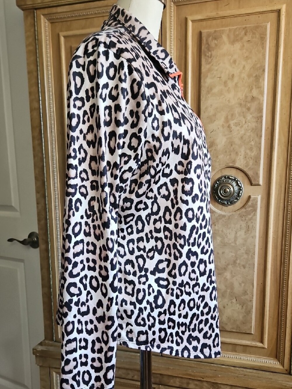 Chico's Long Sleeve Leopard Print Pullover with Orange Zip Size 2 - Picture 5 of 8